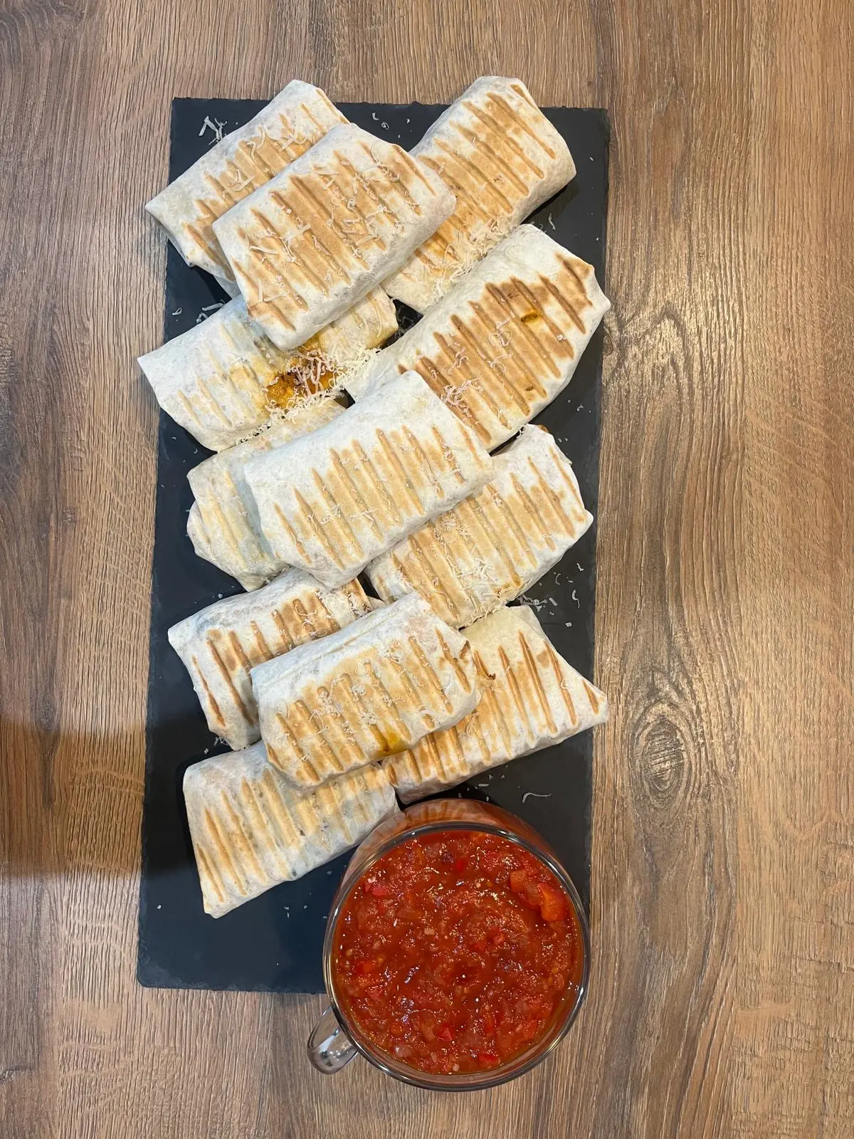 Zdjęcie źródłowe – Burritos z salsą meksykańską